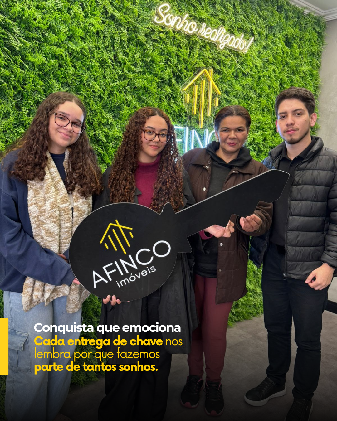 Cliente Afinco recebendo as chaves do imóvel próprio (1)